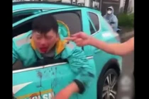 Tài xế xe ôm công nghệ bị hành hung sau va chạm giao thông trên phố Hà Nội