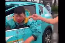 Tài xế xe ôm công nghệ bị hành hung sau va chạm giao thông trên phố Hà Nội