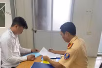 Xử phạt tài xế để trẻ em thò người ra ngoài cửa sổ trời khi ô tô đang chạy