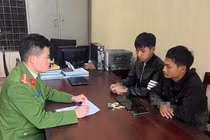 Bắt 2 đối tượng chui qua lỗ thông gió vào cửa hàng trộm cắp tài sản