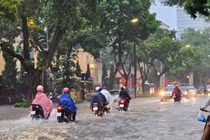 Khu vực đường Trần Hưng Đạo (quận Hoàn Kiếm) ngập nặng, nước ngập lút bánh xe.