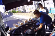 Tạm giữ hình sự tài xế rút chìa khoá xe khách trên đường Vành đai 3