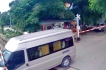 Danh tính tài xế xe khách vượt ẩu làm gãy barie chắn tàu