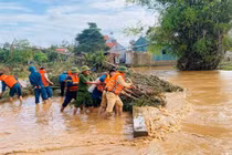 Thủ tướng yêu cầu khẩn trương hỗ trợ Nhân dân khắc phục hậu quả bão số 10