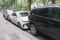 Va chạm liên hoàn giữa 4 ô tô và 1 xe máy trên phố Hà Nội