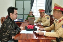 Kiểm tra nồng độ cồn phát hiện nam tài xế vận chuyển hàng cấm ở Ninh Bình