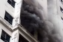Cháy căn hộ chung cư ở Linh Đàm, khói đen bốc nghi ngút