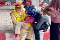 Kịp thời hỗ trợ một gia đình bị tai nạn trên đường