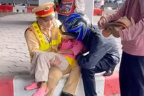 Kịp thời hỗ trợ một gia đình bị tai nạn trên đường