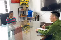 Thiếu tiền đưa chồng, người phụ nữ rạch tay hoang báo cướp