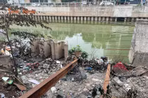 Rác thải bủa vây kênh La Khê gây ô nhiễm môi trường ở Hà Nội 