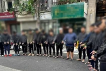 Tạm giữ 12 đối tượng chửi bới, đuổi chém nhau trên phố Hà Nội