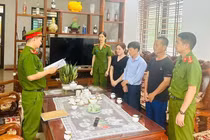 Khởi tố nữ chủ xưởng sản xuất hàng loạt đồ ăn vặt giả