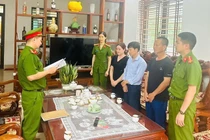 Khởi tố nữ chủ xưởng sản xuất hàng loạt đồ ăn vặt giả