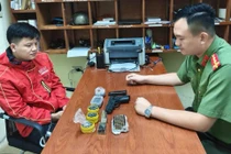 Bắt khẩn cấp đối tượng rao bán vũ khí quân dụng trên mạng 