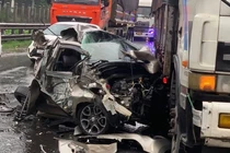 Ô tô biến dạng sau tai nạn ở Ninh Bình, tài xế thoát chết thần kỳ