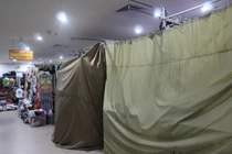 Nhiều cửa hàng trong chợ Đồng Xuân, Hàng Da, bỗng dưng đóng cửa