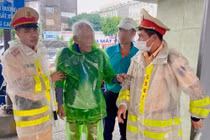 Cụ ông đi lạc trong mưa bão, CSGT Hà Nội hỗ trợ trở về nhà