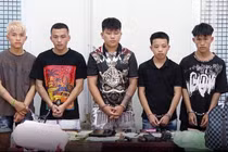 Bắt nhóm đối tượng đập kính hàng loạt ô tô trộm cắp tài sản