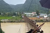 Đứt cáp cầu treo ở Điện Biên, ô tô chở 3 người rơi xuống sông 