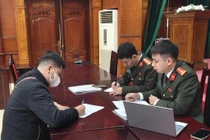 Xử lý hành vi dán quảng cáo cờ bạc trá hình trên ô tô kinh doanh dịch vụ