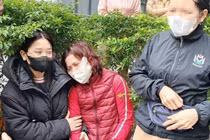 Cháy chợ Xanh ở Hà Nội, tiểu thương nghẹn ngào nhìn tài sản bị thiêu rụi