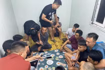 Bắt quả tang tụ điểm đánh bạc trong container ở Quảng Ninh