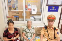 Cụ bà gần 80 tuổi đi lạc được giúp đỡ trở về gia đình 