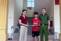 Nam sinh lớp 6 trả lại ví tiền cho người đánh mất 