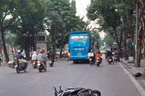 Tìm nhân chứng vụ tai nạn giao thông chết người trên phố Hà Nội