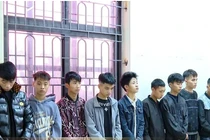 Hai nhóm thanh thiếu niên đuổi đánh nhau trên đường, đập phá tài sản