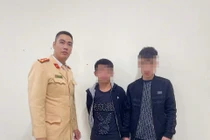 Hai nam thanh niên tàng trữ ma túy bị CSGT Hà Nội phát hiện, bắt giữ