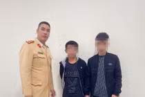 Hai nam thanh niên tàng trữ ma túy bị CSGT Hà Nội phát hiện, bắt giữ