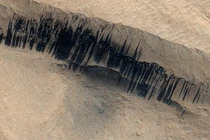 Dấu vết 'mã vạch lạ' trên sườn núi sao Hỏa, chuyên gia giải mã sao?