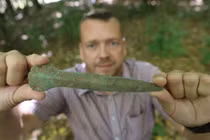 Đi bộ trong rừng, 3 cha con tìm thấy hiện vật quý 3.500 tuổi