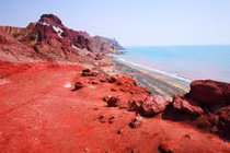 Hòn đảo có bãi biển màu đỏ rực sau mưa đặc biệt thế nào?