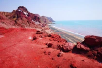 Hòn đảo có bãi biển màu đỏ rực sau mưa đặc biệt thế nào?