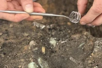 Nhẫn vàng trong mộ 2.000 năm hé lộ nghi lễ hỏa táng xa hoa