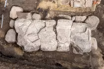 Khai quật mộ cổ dưới tiệm kem, danh tính chủ nhân gây sốc