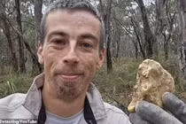 Dò kim loại, thanh niên mừng quýnh vớ được cục vàng gần 1kg