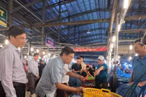 TP HCM xuyên đêm kiểm tra chợ đầu mối trái cây, rau thịt trước Tết