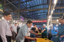 TP HCM xuyên đêm kiểm tra chợ đầu mối trái cây, rau thịt trước Tết