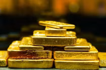 Đào bể bơi trong vườn, người đàn ông sốc nặng thấy kho báu vàng khủng