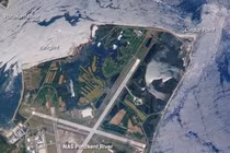 Xôn xao vật thể lạ nghi UFO xuất hiện tại căn cứ hải quân Mỹ