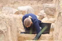 Mở mộ cổ "kim tự tháp" ở Ba Lan, bất ngờ lộ ra thứ lạ lùng