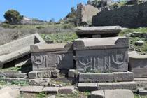 Bí ẩn quan tài đá Assos, thi thể tiêu tan siêu tốc