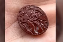 Viên đá quý đỏ như máu tìm thấy ở La Mã, chuyên gia bối rối