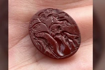 Viên đá quý đỏ như máu tìm thấy ở La Mã, chuyên gia bối rối