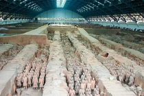 Tượng đất nung nghìn tuổi trong mộ vua Tần bị khách xô vỡ 