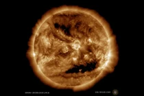 Chụp được ảnh 'nụ cười ma quái' của Mặt trời giống bí ngô dịp Halloween